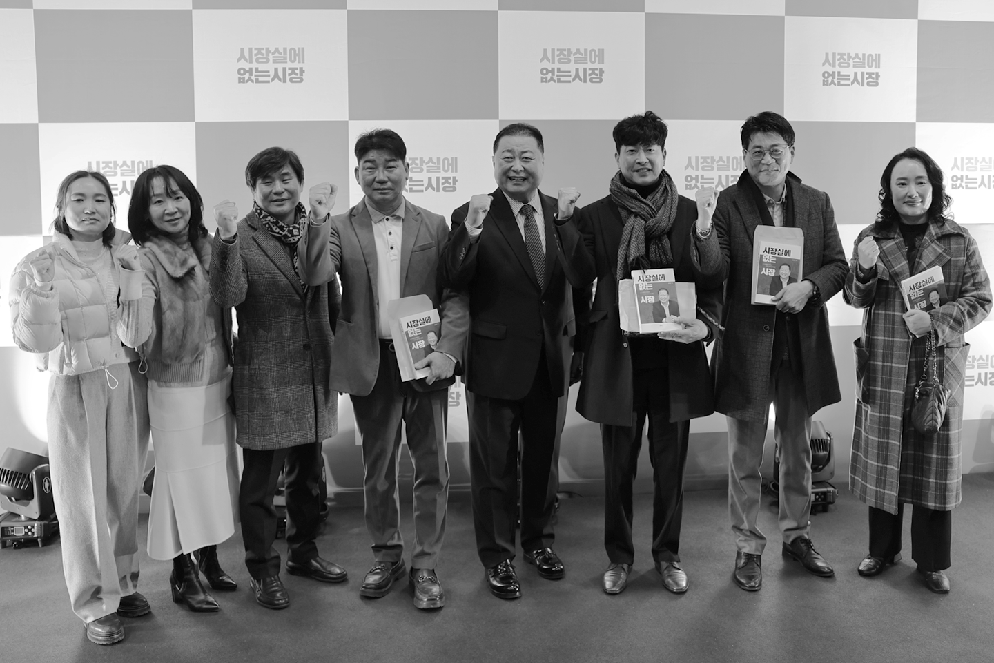 파주시장 출판 기념회 단체사진.png